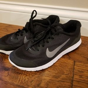 Women's nike tennis shoes size 7.5